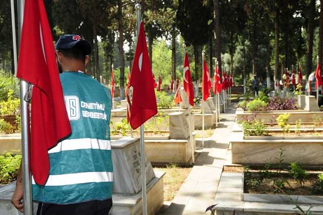 Şehitliklerin bakımını yükümlüler yapıyor