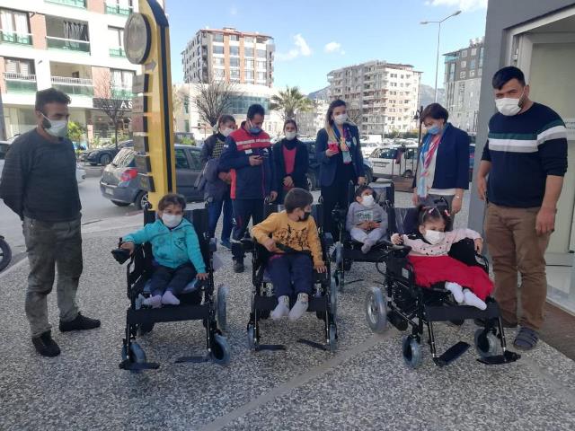 Rotary Kulüplerinden Spina Bifida Hastası çocuklara Akülü Sandalyeleri 