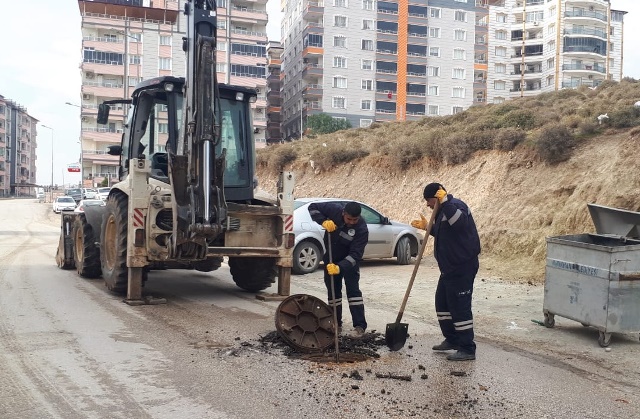 Tıkanan kanallardan atıklar çıkarılıyor