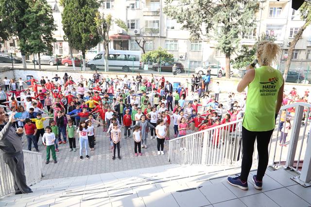 Öğrenciler hem eğleniyor hem spor yapıyor