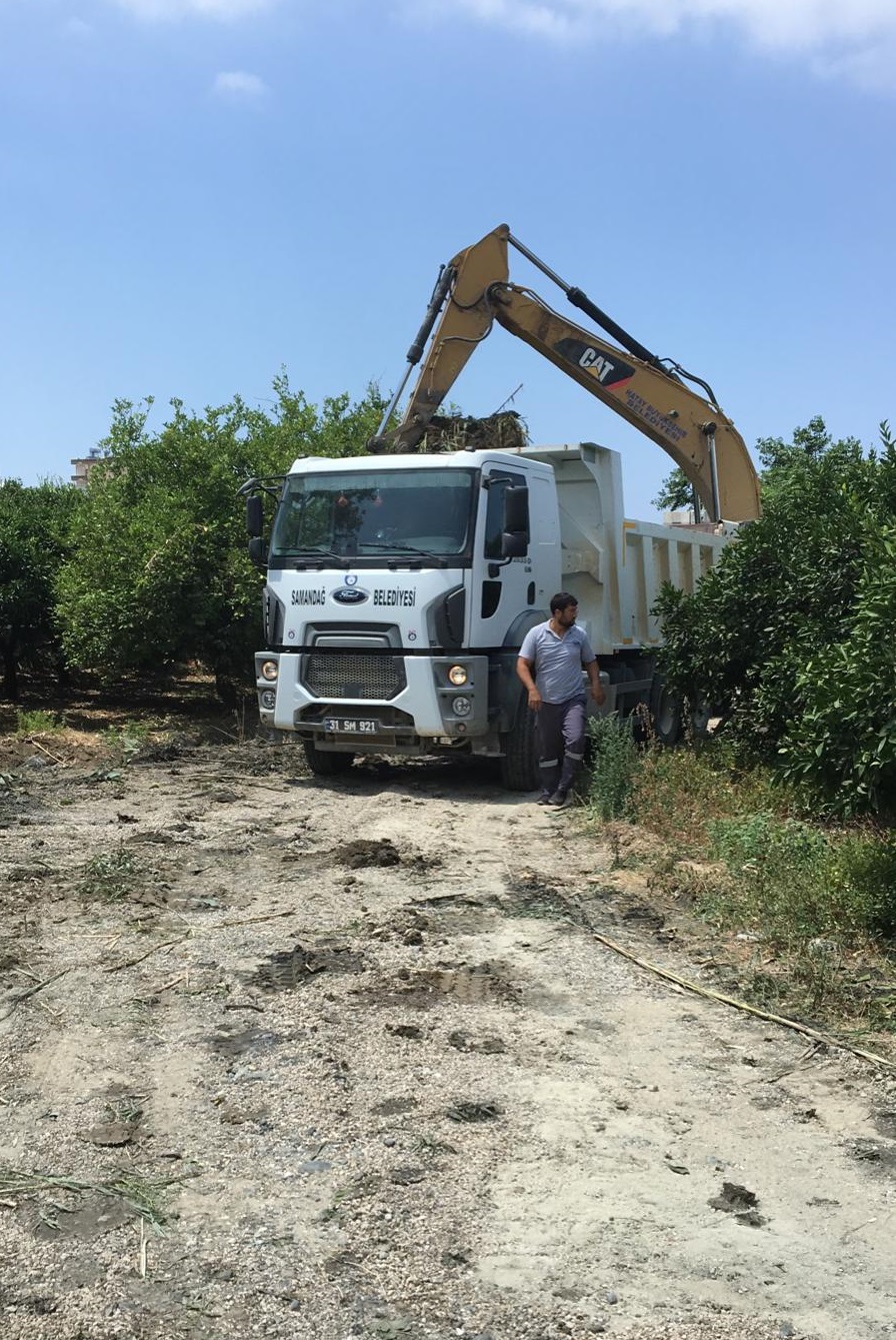 Samandağ belediyesi ekipleri gaversin deresinde çalışmalarını sürdürüyorlar 