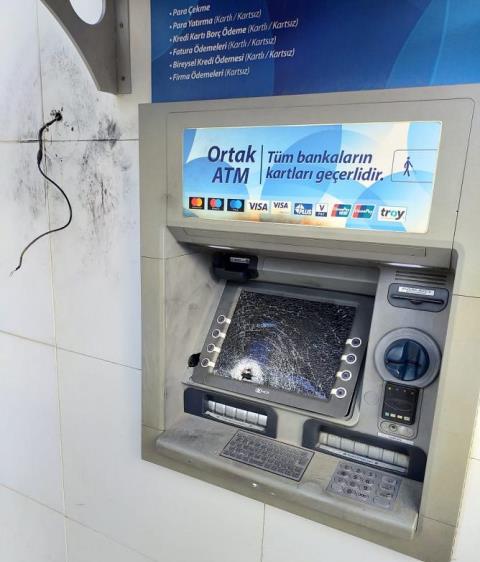 Bankanın dört ATM sini kazmayla parçaladı