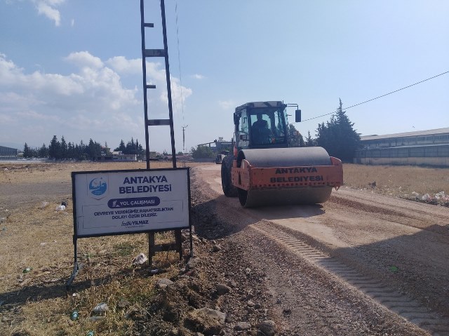 Antakya Belediyesi ekipleri bozuk yolları onarıyor