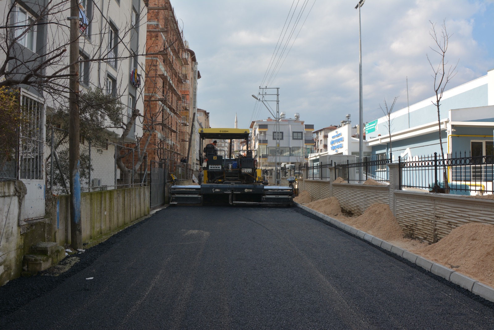 Antakya Belediyesi bozuk yolları onarıyor