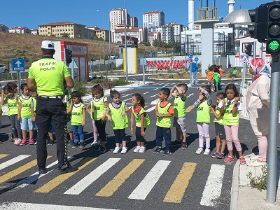 Minikler Trafik Eğitim Parkında kuralları öğrendi