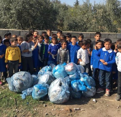 Öğrenciler daha temiz bir dünya için mahallenin çöplerini topladı