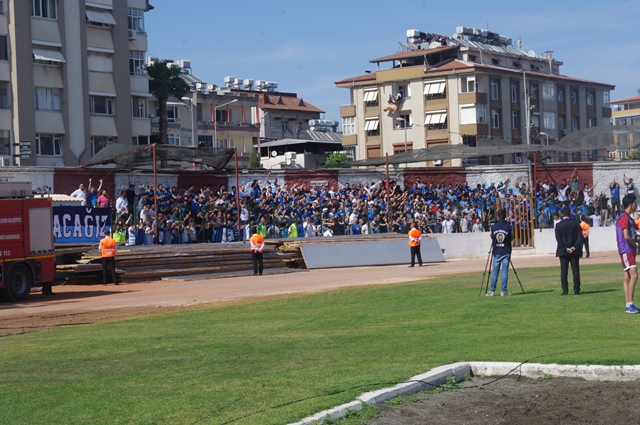 Üç polis iki taraftar yaralandı