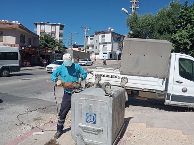 Çöp konteynırlarının bakım ve onarımı yapılıyor