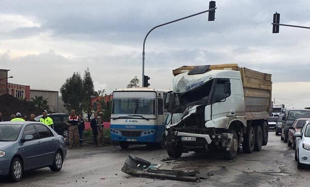 İki TIR ışıklarda kaza yaptı