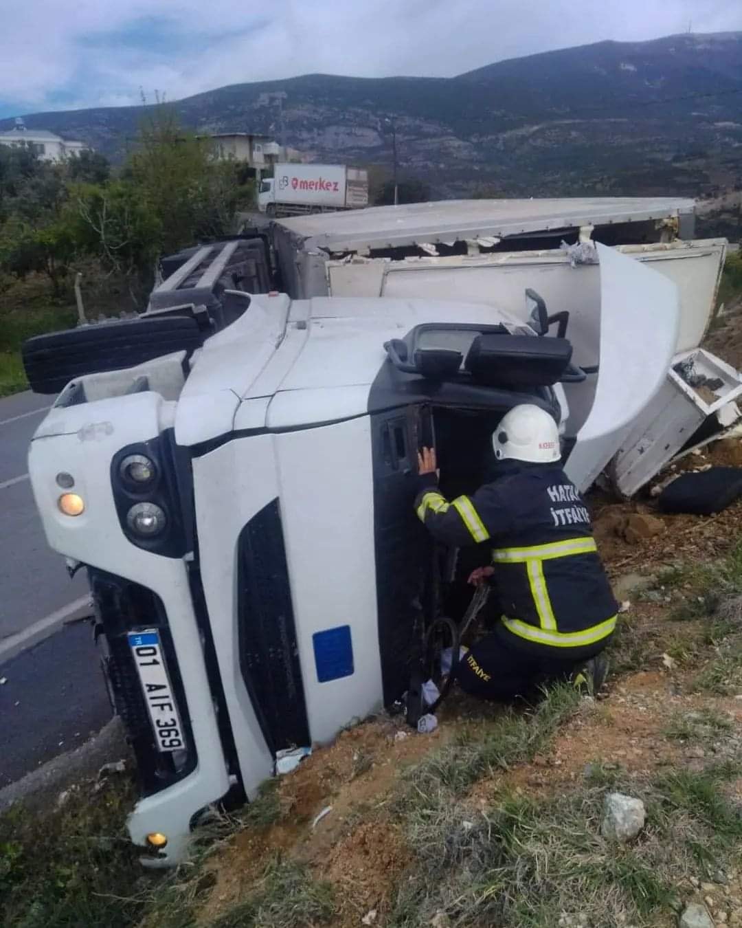 TIR devrildi, sürücü aracın içinde sıkıştı