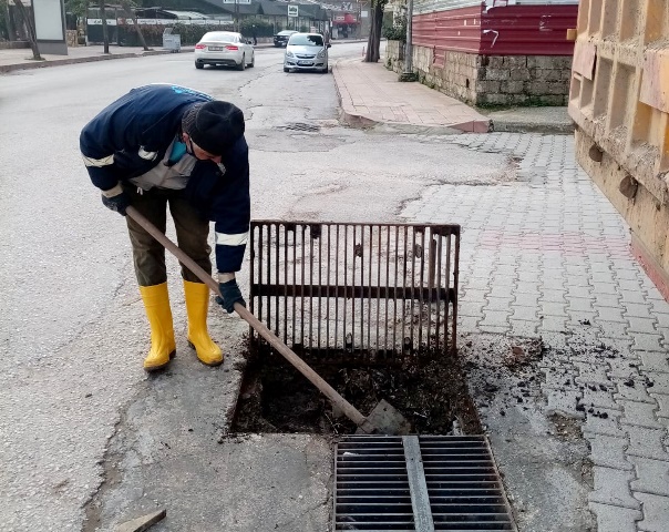 Yağmur suyu deşarj noktaları temizleniyor