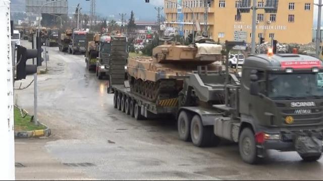 Hatay da sınıra askeri sevkiyat yoğunlaştı