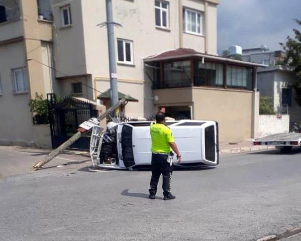 Direğe çarpan otomobil takla attı sürücüsü yaralandı