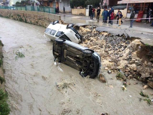 Antakya da yol çöktü Araçlar dereye yuvarlandı