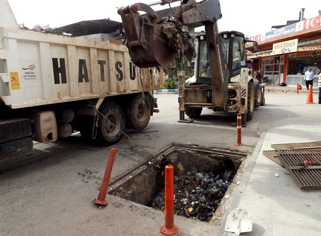 Yağmur suyu ve atık su hatları temizleniyor