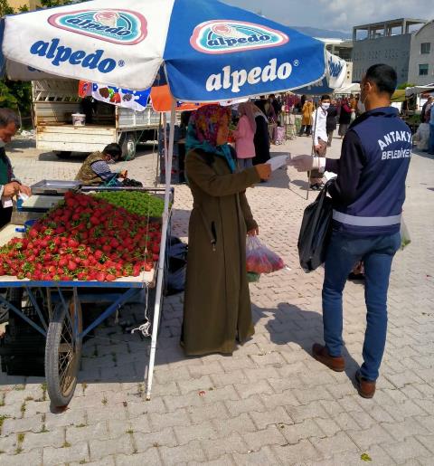 Pazarlarda maske dağıtımı ve kontrollü giriş