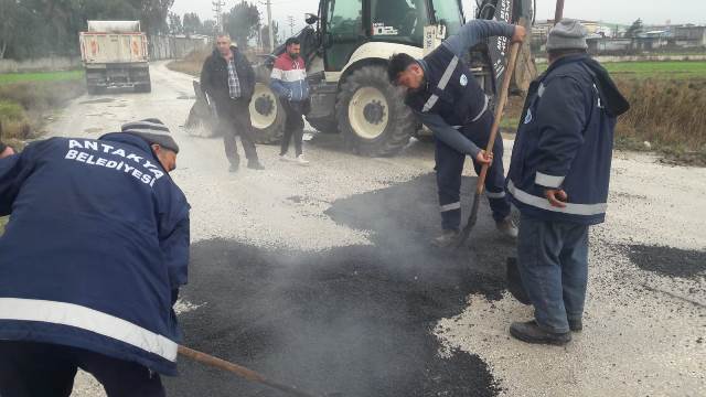 Antakya Belediyesi 3 mahallede yol çalışması yapıyor