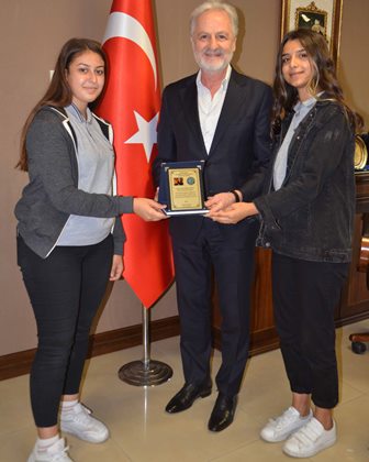 Öğrencilerden anlamlı plaket