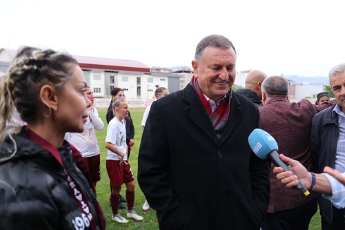 Kadınlar ve çocuklar tribüne renk katıyor