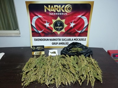 Otomobilinde 1 kilo 762 gram esrar ele geçirilen sürücüye gözaltı