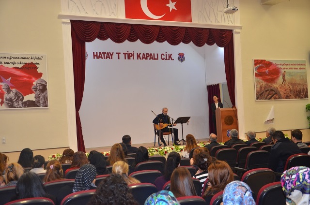 Halk ozanı Atilay cezaevinde konser verdi