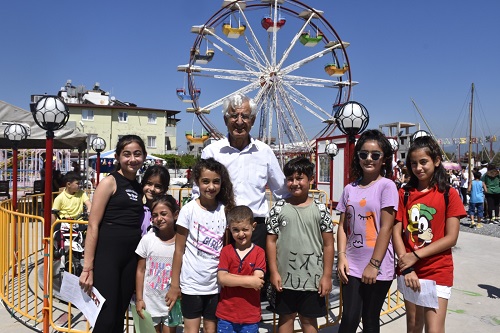 Çocuklara karne hediyesi olarak lunapark bileti dağıttı