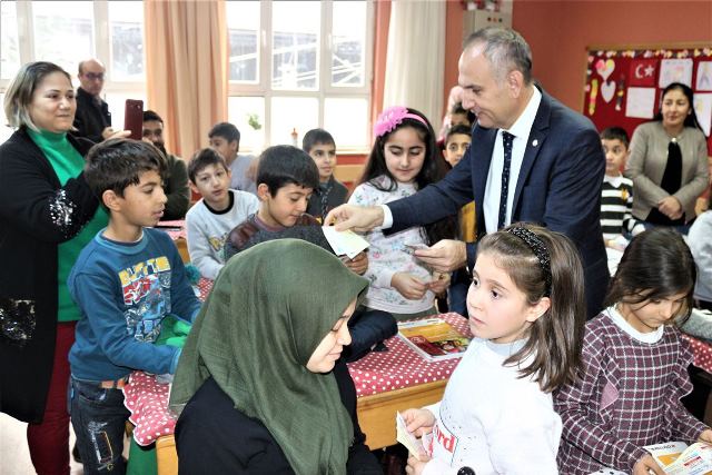 Kaymakam çocukların sevincini paylaştı