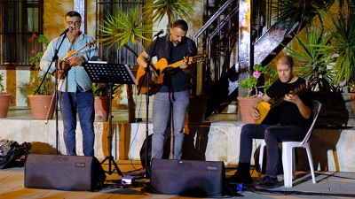 Grup Ciran kilise bahçesinde konser verdi