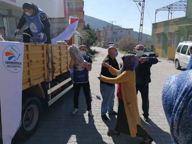 İskenderun Belediyesinden patates dağıtımı