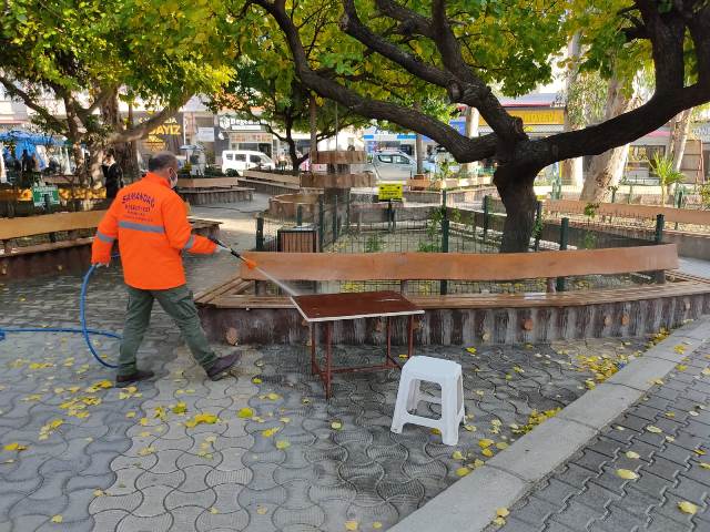 Samandağ belediyesi ekipleri dezenfekte çalışmalarını sürdürüyorlar