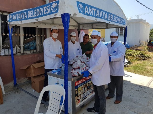 Antakya Belediyesi acılı günde vatandaşın yanında oldu