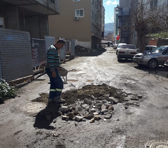 Baktı kimse yapmıyor bozuk yolu vatandaş düzeltti