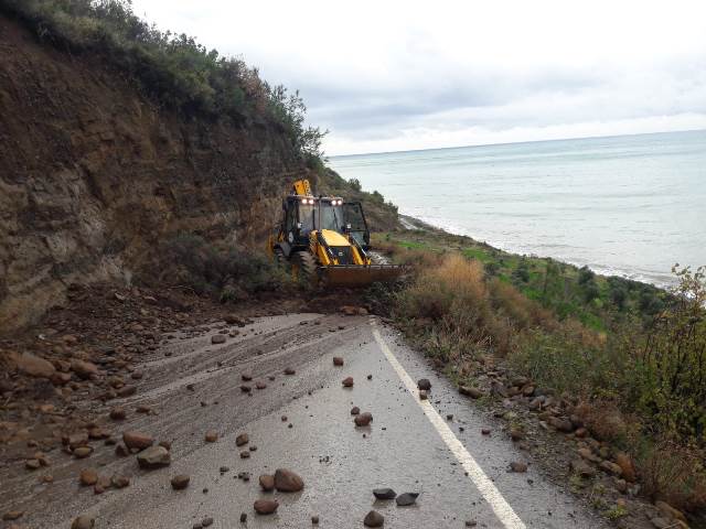 Arsuz da kapanan yollar açıldı