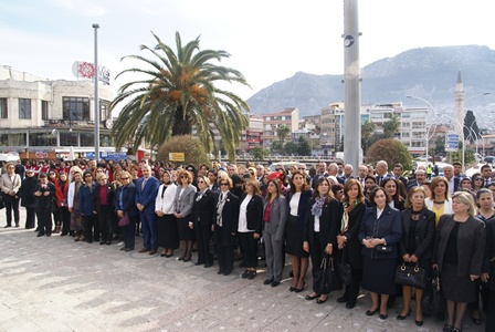 Kadınlardan Ataya çelenk