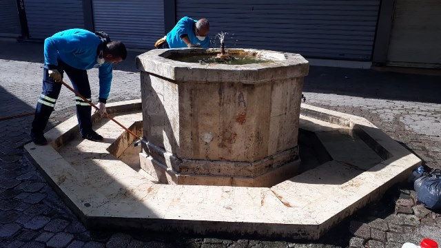 Antakya Belediyesi tarihi çeşme ve havuzları temizliyor