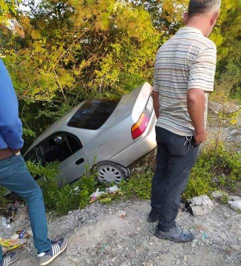 Bozuk yolda kontrolden çıkan araç ormanlık alana düştü