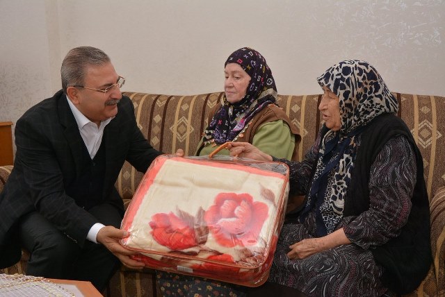 Yaşlıları evlerinde ziyaret ederek gönüllerini alıyor