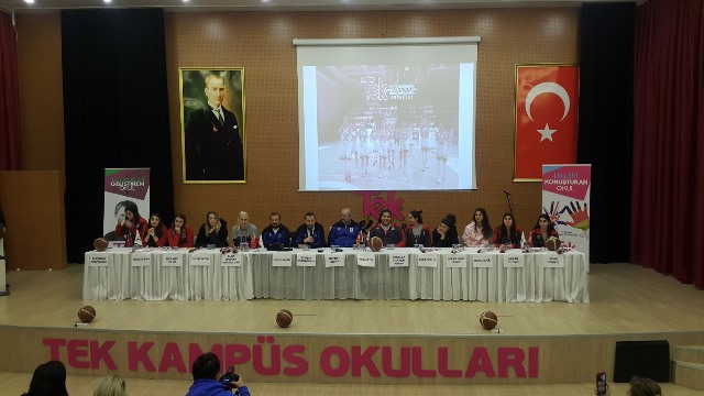 Kaden basketbolcular miniklere basketbol dersi verdi