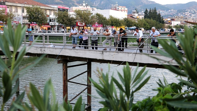 Asi Nehri Galata Köprüsünü aratmıyor