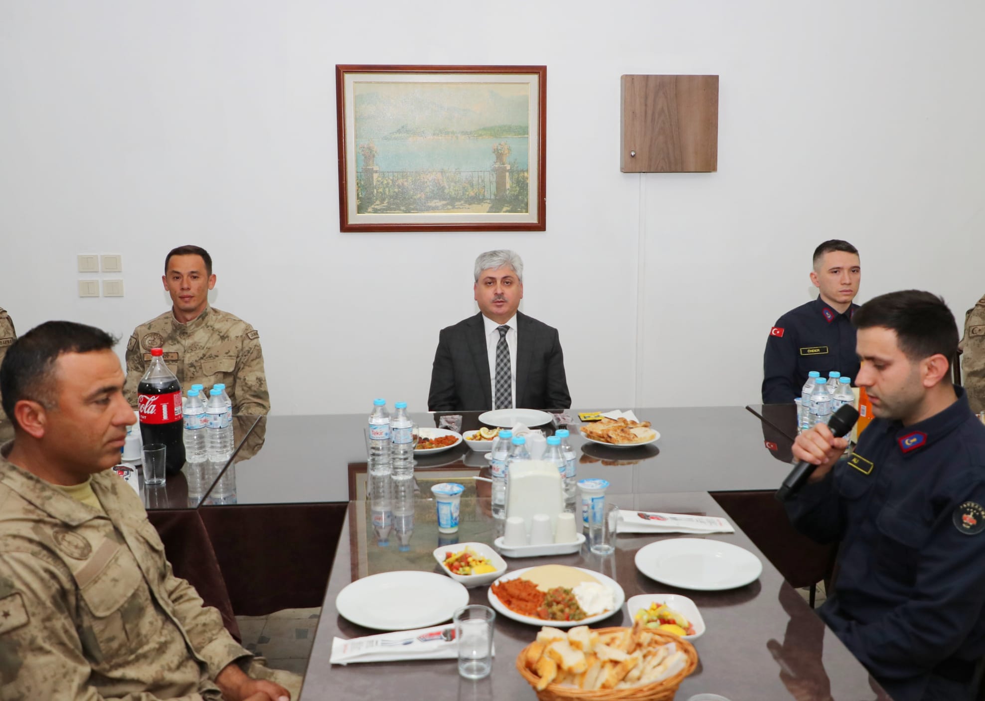 Vali Doğan Jandarma Teşkilatı ve Güvenlik Korucularıyla birlikte iftarını açtı