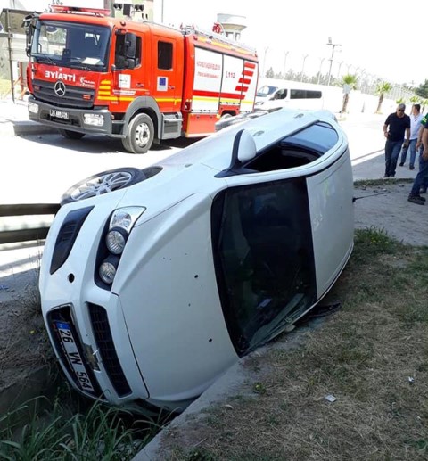 Seyir halindeki araç yol kenarında devrildi