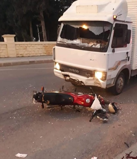 Kamyonet ile motosiklet kafa kafaya çarpıştı