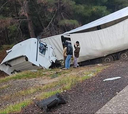 Belen de yoldan çıkan TIR korkuttu