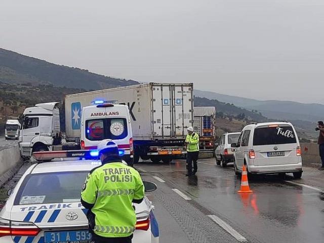 Kıcı da beton bariyerlere çarpan TIR yolu kapattı