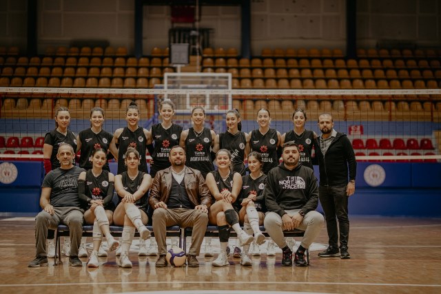 Başkan Yılmaz kadın voleybol takımına destek verdi