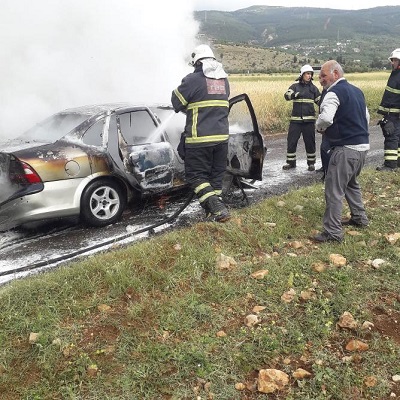 Seyir halindeki otomobil alev alev yandı