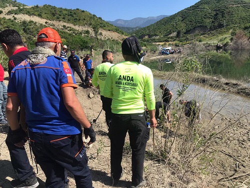 Serinlemek için baraja giren iki kardeşten biri yaşamını kaybetti