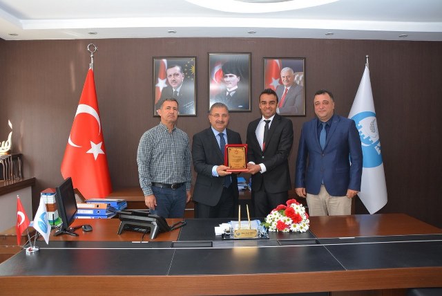 Spora ve sporcuya verdiği destekten dolayı plaket aldı