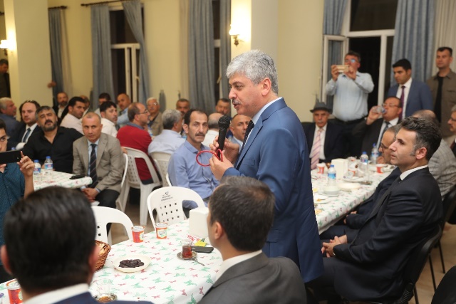 Vali Doğan Armutlu Derneğinde iftar yaptı