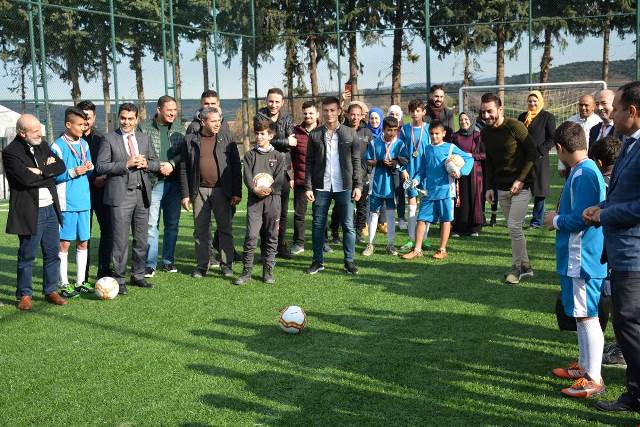 Gençlerin futbol oynayacağı modern saha kazandırıldı